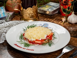 Салат с копченым мясом, помидором и сыром