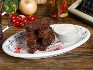 Гренки бородинские с чесночным соусом