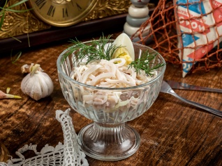 Салат с кальмаром и яйцом