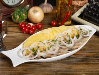 Сельдь с картофелем и маринованным луком